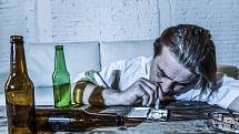 Stres a vysoké pracovní tempo přivedli manažera k závislosti na alkoholu a drogách.