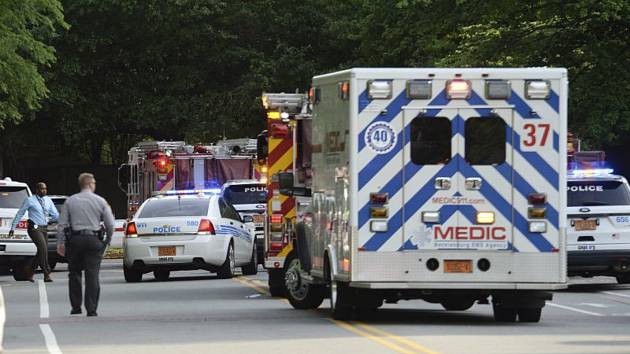 Vozidla policistů a záchranářů u komplexu univerzity v Charlotte v americkém státě Severní Karolína.