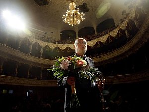 Režisér Jan Švankmajer převzal Křišťálový globus za mimořáný umělecký přínos světové kinematografii při 44. ročníku mezinárodního filmového festivalu v Karlových Varech.