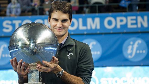 Roger Federer s trofejí pro vítěze turnaje ve Stockholmu.