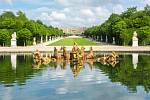 Dokonalá architektura Versailleských zahrad ve Francii