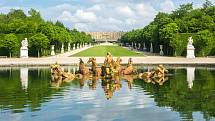 Dokonalá architektura Versailleských zahrad ve Francii
