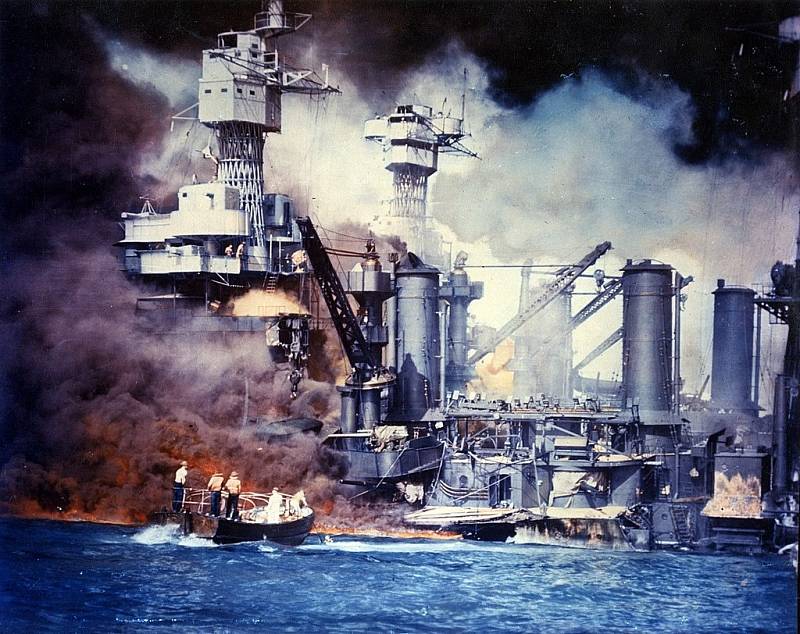 Záchrana přeživších z lodi USS West Virginia, zadní věž patří USS Tennessee, kolorovaný snímek