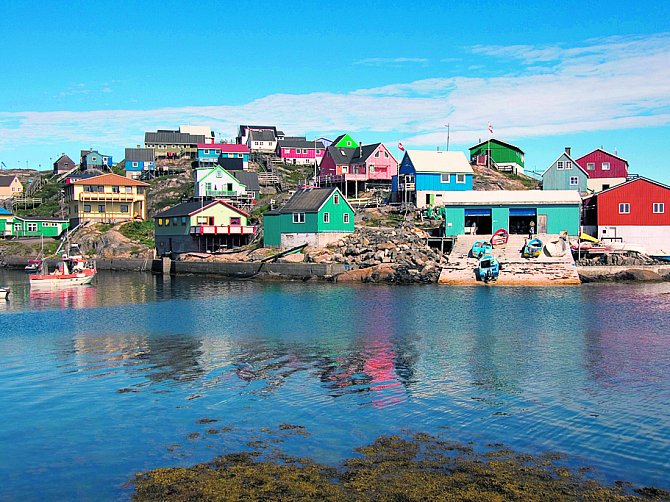 Grónsko je překvapivě zemí plnou zářivých barev. Na snímku je přístav Maniitsoq. Ilustrační fotografie. 