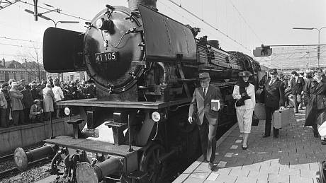 Orient Express se starou lokomotivou v Haagu.