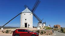 Ze španělského městečka Consuegra (provincie Toledo), které vedle šafránu proslavil spisovatel Cervantes a jeho román Důmyslný rytíř Don Quijote de la Mancha. A naše Mazda CX-5 dokazuje, že je praktickým rodinným autem, se kterým je radost jezdit.