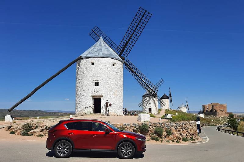 Ze španělského městečka Consuegra (provincie Toledo), které vedle šafránu proslavil spisovatel Cervantes a jeho román Důmyslný rytíř Don Quijote de la Mancha. A naše Mazda CX-5 dokazuje, že je praktickým rodinným autem, se kterým je radost jezdit.