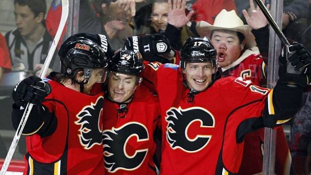 Radost hokejistů Calgary a Mikaela Backlunda (vlevo)