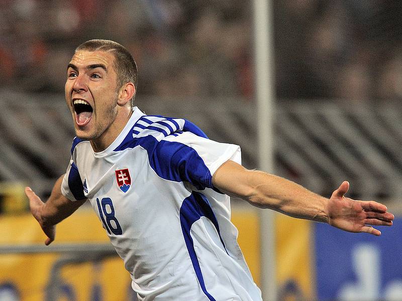 Slovenský záložník Erik Jendrišek oslavuje vítězný gól utkání na Letné.