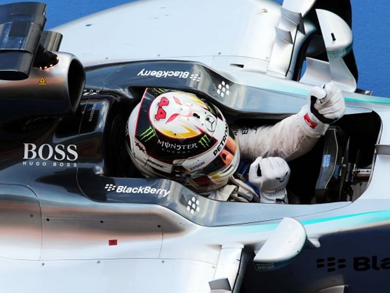 Lewis Hamilton se raduje z vítězství ve Velké ceně Japonska.