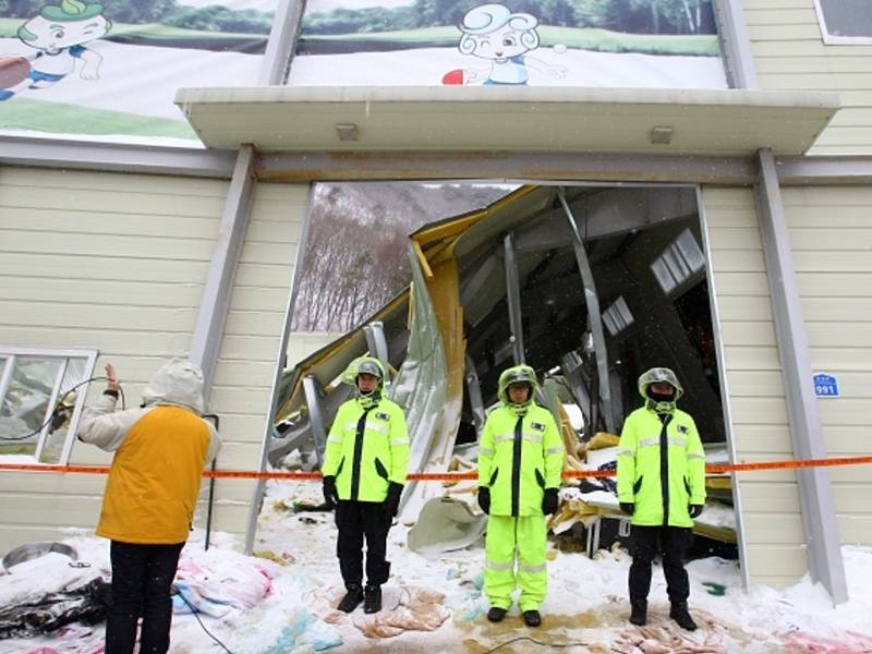 V Jižní Koreji se zřítila střecha budovy do haly plné studentů. Deset lidí je mrtvých.