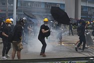 Policie rozhání slzným plynem demonstraci v Hongkongu.