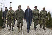 Srbský ministr obrany Miloš Vučević (uprostřed) a náčelník generálního štábu srbských ozbrojených sil Milan Mojsilović (třetí zleva) na snímku srbského ministerstva obrany ve městě Raška na jihu Srbska 26. prosince 2022.
