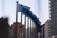 Vlajky Evropské unie před sídlem EU v Bruselu