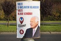 Václav Klaus na plakátech volebního bloku Hlavu vzhůru.
