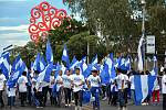 ZÁPLAVA MODRO-BIELEJ. Na oslavách a rôznych defilé nemôže chýbať v stovkách modro-biela vlajka Nikaraguy.