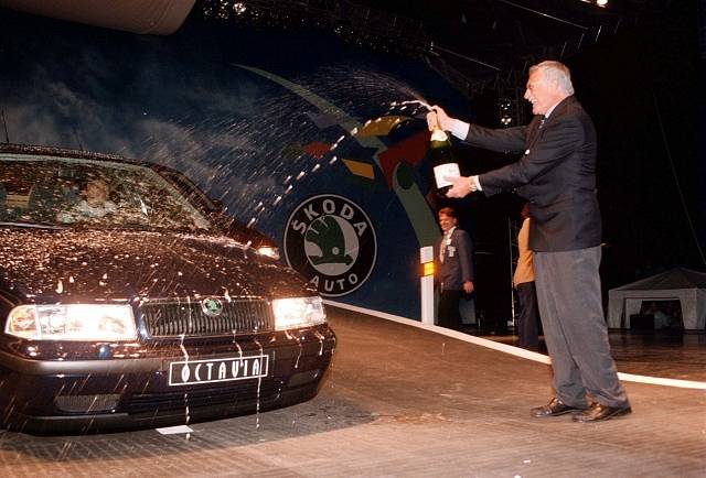 1. září 1996. Premiér ČR Václav Klaus křtí nový vůz Škoda Octavia.