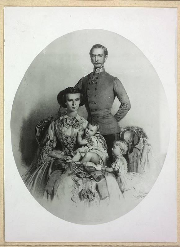 Císař František Josef I. a císařovna Alžběta Bavorská a jejich dcery, arcivévodkyně Žofie Frederika a Gisela. Kresba pochází z roku 1857, kdy starší Žofie tragicky zemřela