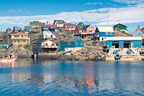 Grónsko hýří barvami nejenom v létě. Na snímku přístav Maniitsoq.