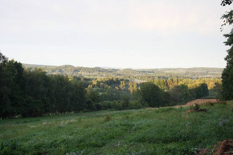 Mírně zvlněná krajina a nekonečné lesy, z nichž stoupá pára. Je radost toulat se takovou krajinou. 