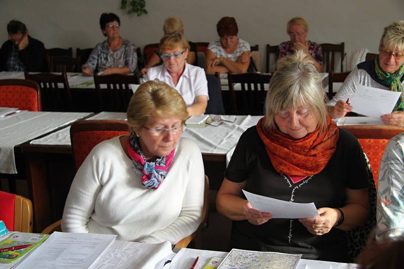 Prachatičtí posluchači univerzity třetího věku při zahájení loňského podzimního semestru v Rožmberském sále