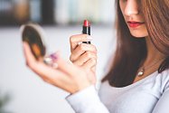 Mnoho žen nedá na kosmetiku dopustit. Nachází se v ní ale i množství chemických látek.