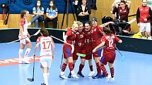 Martina Řepková (zcela vlevo) slaví gól své formace proti Švýcarsku.