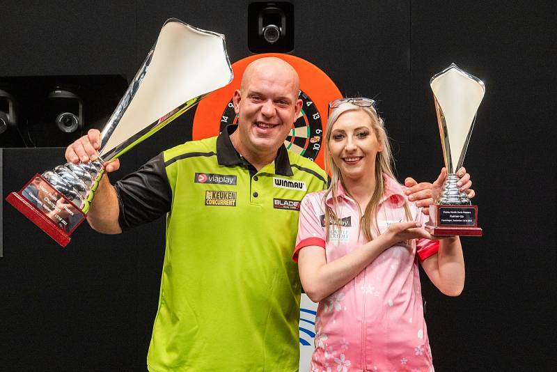 Michael van Gerwen a Fallon Sherrocková