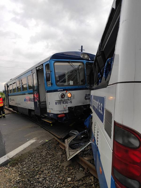 Na železničním přejezdu nedaleko obce Struhařov na Benešovsku se srazil vlak s autobusem