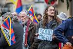 Před čínskou ambasádou v Praze se sešly zhruba dvě stovky lidí na podporu lidských práv v Tibetu.