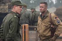 ŽELEZNÁ SRDCE. Brad Pitt (vpravo) v hlavní roli amerického válečného ohlédnutí. 