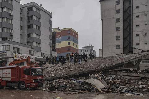 Prohledávání trosek budovy zřícené při zemětřesení v tureckém městě Gaziantep, 6. února 2023