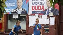 Polský prezident Andrzej Duda a jeho protikandidát v prezidentských volbách Rafal Trzaskowski na plakátech v Mazovském vojvodství.