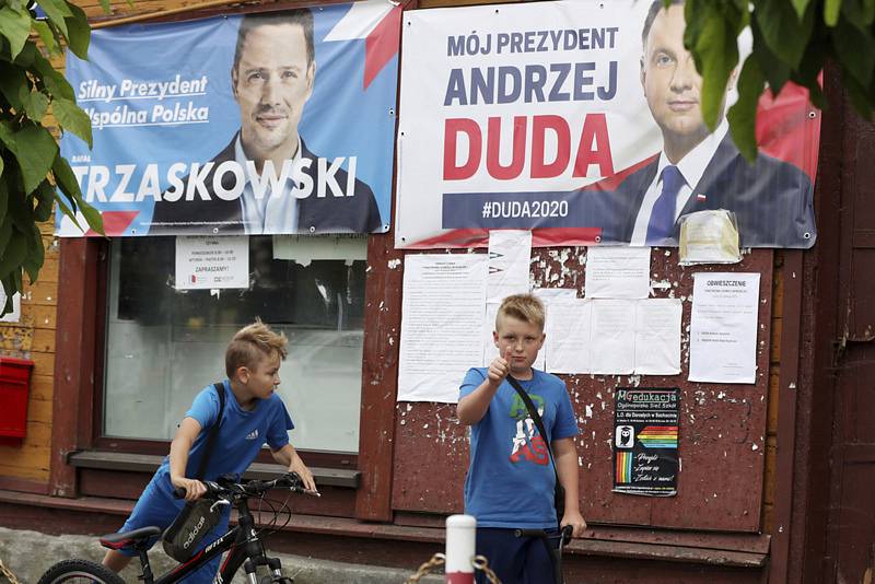 Polský prezident Andrzej Duda a jeho protikandidát v prezidentských volbách Rafal Trzaskowski na plakátech v Mazovském vojvodství.