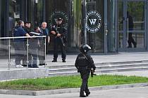 Ruští policisté s dlouhými zbraněmi před sídlem Wagnerovců v Petrohradu