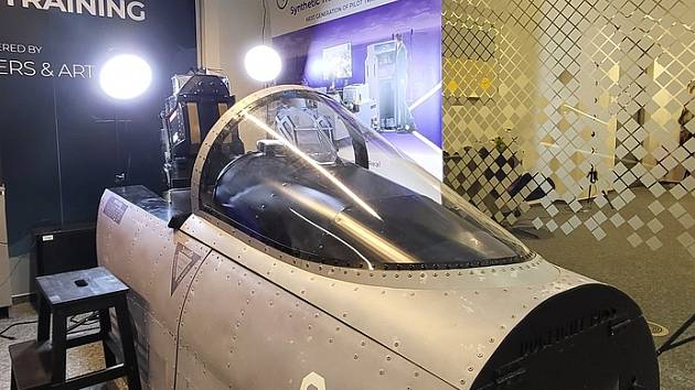 Reportér Deníku si vyzkoušel nejmodernější technologii simulátoru bojového letounu F-18. Systém unikátních virtuálních brýlí, trenažeru a mixované reality vyvíjí česko-americká firma Vrgineers v pražských Holešovicích