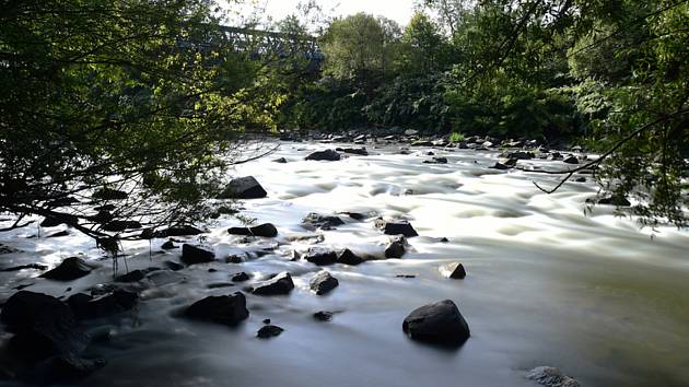 Řeka Bečva 13. září 2022 v Hustopečích nad Bečvou na Přerovsku. Právě tam rybáři v roce 2020 objevili první uhynulé ryby po ekologické havárii