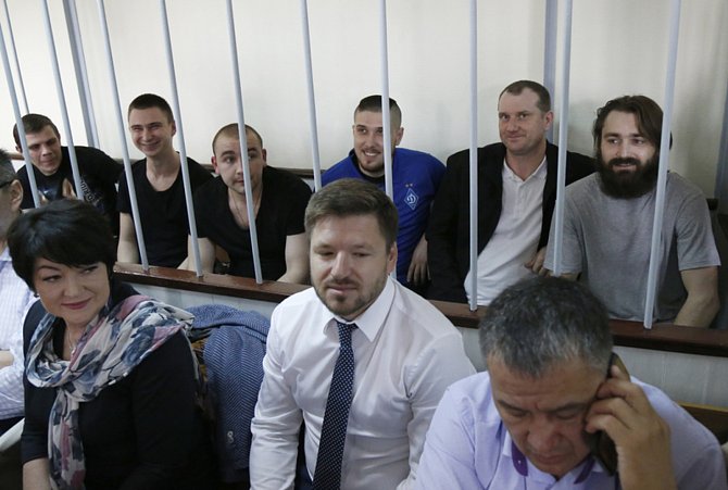 Šestice ukrajinských námořníků, které Rusko vězní po incidentu v Kerčském průlivu, u soudu v Moskvě