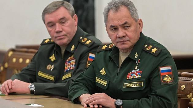 Ruský ministr obrany Sergej Šojgu a náčelník generálního štábu Valerij Gerasimov