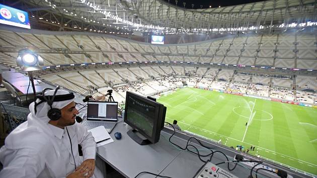 Sportovní novinář při práci v Kataru.