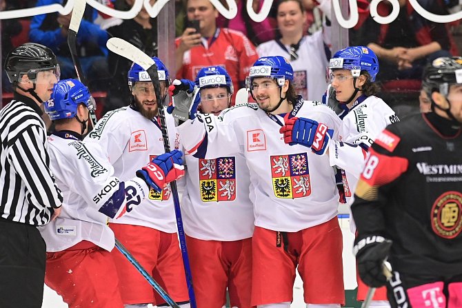 Čeští hokejisté porazili v Karlových Varech v prvním přípravném utkání před květnovým mistrovstvím světa v Praze 3:0 Německo.
