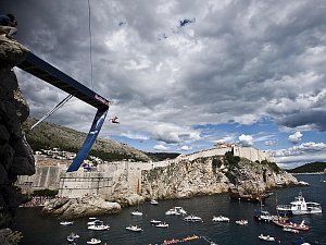 Nad chorvatským Dubrovníkem se skákalo z výšky 26 metrů.
