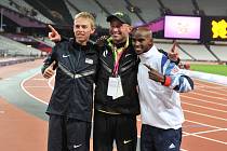 Oregonský zázrak. Trenér Alberto Salazar se svými úspěšnými vytrvalci. Na OH 2012 v Londýně vyhrál závod na 10 000 metrů Mo Farah (vpravo) před Galenem Ruppem (vlevo)