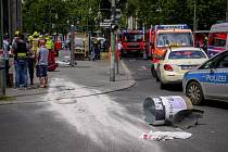 Záchranáři a policisté na místě incidentu v centru Berlína, při kterém automobil najel do davu lidí, 8. června 2022