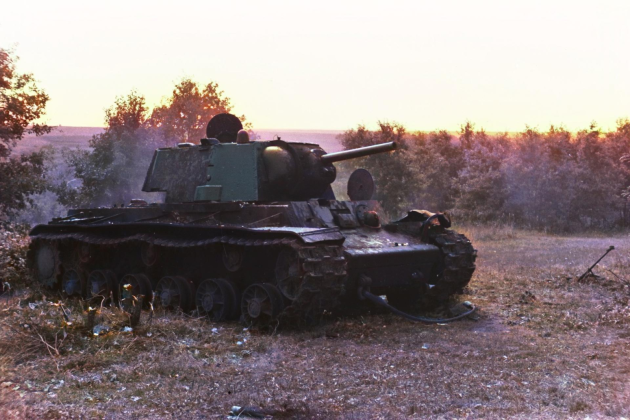 Sovětský tank KV-1 druhé výrobní série, ještě stále s původní svařovanou věží