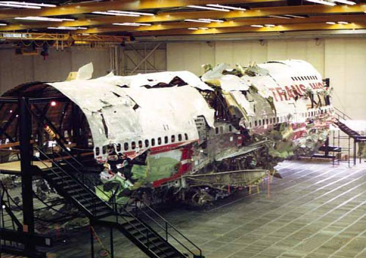 Torzo letadla Boeing 747-100 společnosti TWA. Let 800 skončil tragicky, výbuchem nad Atlantickým oceánem. Zemřelo 230 lidí. Pozůstalí na zprávy o identifikaci těl čekali v hotelu Ramada Plaza. Bylo to poprvé, co se hotel proměnil v krizové centrum.