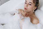 Dermatologové obecně doporučují spíše sprchování, protože dlouhé a příliš časté koupání podle nich pro pokožku nepředstavuje žádné zvláštní blaho, spíše naopak.