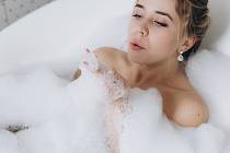 Dermatologové obecně doporučují spíše sprchování, protože dlouhé a příliš časté koupání podle nich pro pokožku nepředstavuje žádné zvláštní blaho, spíše naopak.
