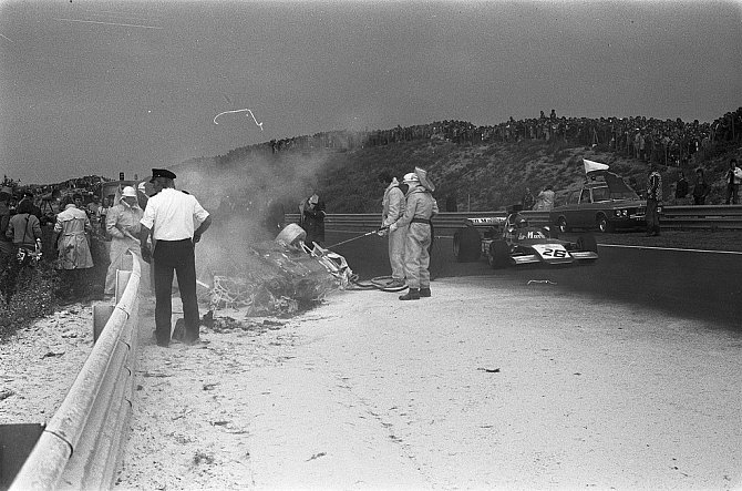 Scéna Williamsonovy smrtelné nehody, kolem projíždí Gijs van Lennep.