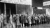 Nezaměstnaní stojí v Chicagu frontu na polévku, kterou nechal rozdávat Al Capone. Rád hrál roli lidumila